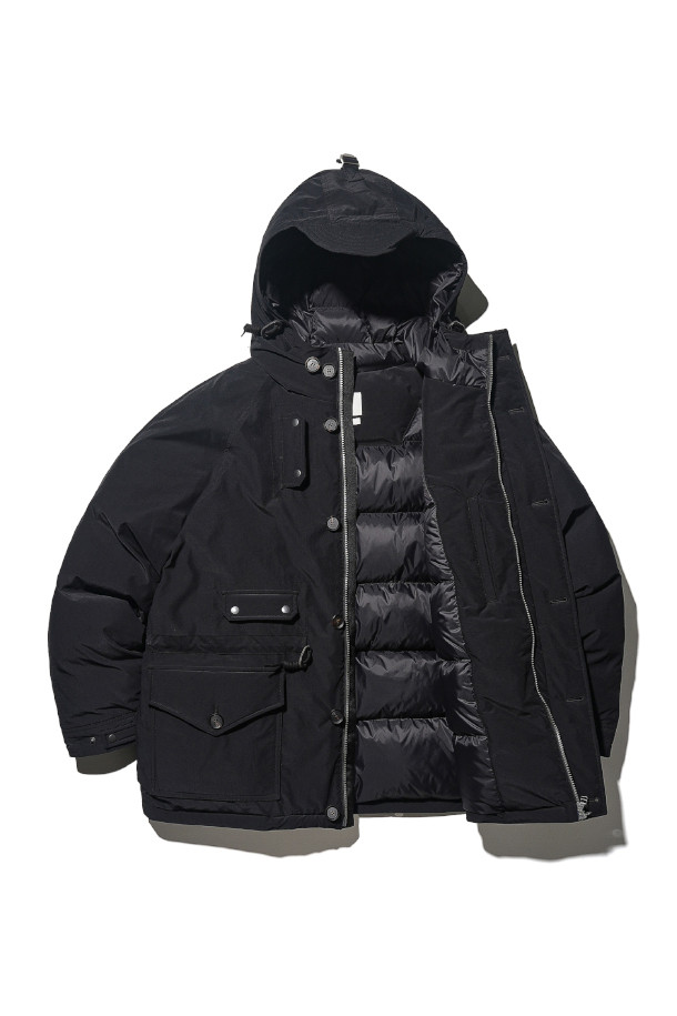 블랙 컬러의 구스다운 스목 파카입니다. 릴랙스 핏으로 제작되었으며, 일상, 가벼운 액티브웨어, 그리고 여행 시에도 활용 가능합니다. 고밀도 폴리에스테르와 나일론 혼방 소재에 발수 가공을 더해, 겨울철 추위와 눈, 비로부터 신체를 보호합니다. 90:10 비율의 구스다운 충전재를 사용하여 보온성을 극대화했으며, 영국 해군 유니폼에서 영감을 얻은 디자인에 실용적인 포켓 디테일을 더했습니다. 클래식하면서도 모던한 무드를 연출하며, 풀오버 스타일의 두꺼운 긴소매 파카입니다.
