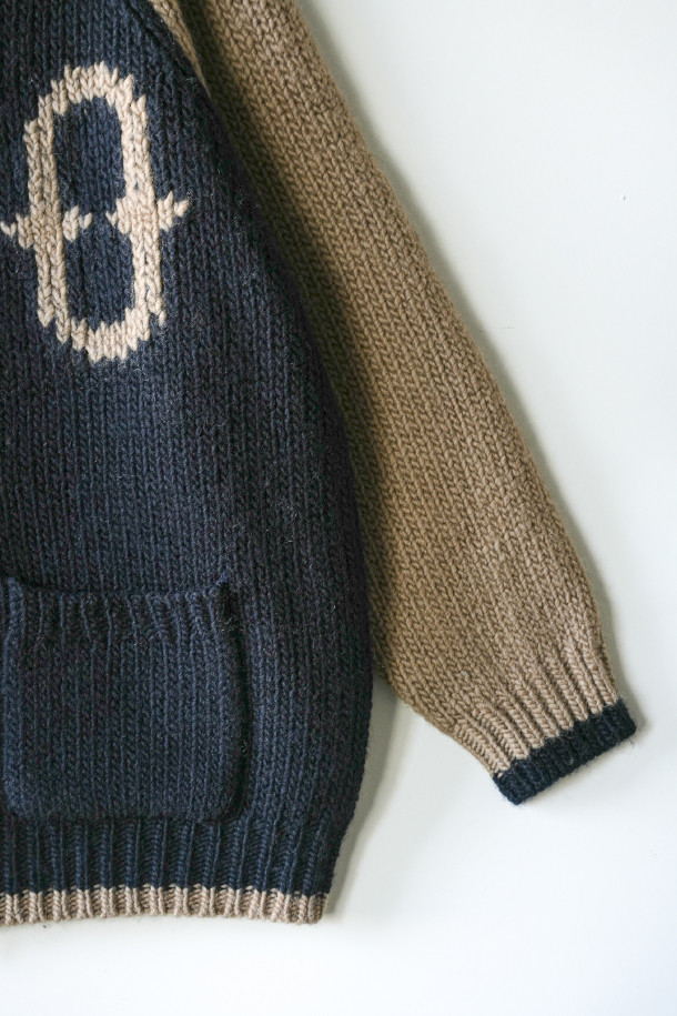 **HEAVY WOOL Cardigan 헤비 울 가디건 - Navy/Camel**

클래식과 빈티지 무드를 아우르는 헤비 울 가디건입니다. 두꺼운 두께감의 울 소재로 제작되어 겨울철에도 뛰어난 보온성을 제공하며, 거친 촉감이 특징입니다. 네이비와 카멜 두 가지 컬러로 출시되었으며, 잦은 착용에도 변형 없이 튼튼하게 유지됩니다. 코위찬 니트에서 영감을 받은 디자인에 빈티지 베이스볼 재킷의 모티브를 더했으며, YKK Excella 지퍼를 사용하여 고급스러움을 더했습니다. 출근룩, 캐주얼룩, 미니멀룩 등 다양한 스타일에 활용하기 좋습니다.
