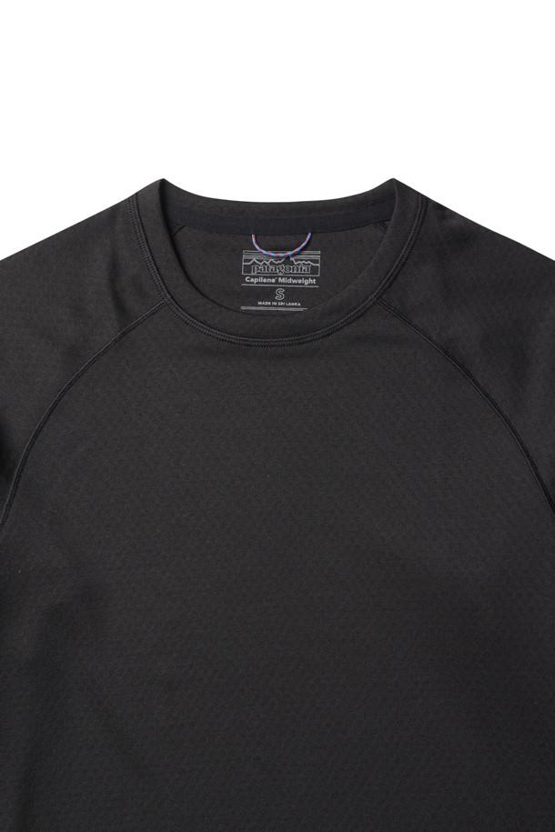 M'S CAPILENE MIDWEIGHT CREW (블랙)는 남성용 상의로, 가을과 겨울에 활용하기 좋은 크루넥 티셔츠입니다. 미디엄 두께의 레귤러핏으로 제작되었으며, 흡습 및 보온 기능을 갖춰 레이어링에 용이합니다. 다이아몬드 그리드 패턴의 무지 디자인과 블랙 컬러는 미니멀하고 베이직한 스타일을 연출합니다. 긴소매와 라운드넥, 엄지 손가락 고리끈, 래글런 소매 디테일이 특징이며, 출근룩 및 비즈니스 캐주얼에 적합합니다. 부드러운 촉감의 폴리에스테르 소재로 제작되어 편안한 착용감을 제공합니다.
