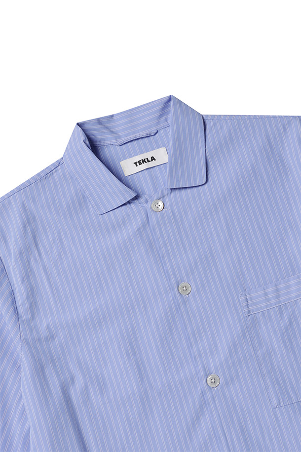 팝린 롱 슬리브 셔츠 - 핀 스트라이프는 남녀 모두 착용 가능한 오버핏 셔츠입니다. 얇은 두께감과 부드러운 촉감의 면 소재로 제작되어 봄, 여름, 가을 계절에 적합하며, 일상복으로 활용하기 좋습니다. 베이직하고 클래식한 스타일의 이 셔츠는 라운드넥, 긴소매, 가슴 포켓, 프렌치 솔기, 스톤워시 처리 및 Oeko-Tex® Standard 100 인증을 통해 완성도를 높였습니다. 데이트룩, 카페룩, 출근룩 등 다양한 TPO에 어울리는 클래식, 미니멀, 캐주얼 스타일을 연출해보세요. 핀 스트라이프 패턴이 세련된 분위기를 더합니다.
