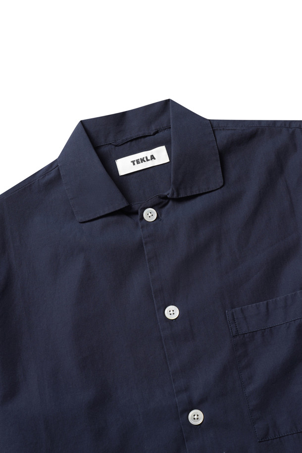 팝린 롱 슬리브 셔츠 - 트루 네이비는 남녀공용으로, 부드러운 면 소재의 베이직하고 캐주얼한 긴소매 셔츠입니다. 얇은 두께감으로 사계절 내내 활용 가능하며, 오버핏으로 편안한 착용감을 선사합니다. 가슴 포켓과 프렌치 솔기, 스톤워시 가공으로 디자인의 완성도를 높였으며, Oeko-Tex® Standard 100 인증을 받아 안심하고 입을 수 있습니다. 데이트룩, 카페룩과 같은 TPO에 잘 어울리며, 캐주얼, 미니멀, 클래식 스타일을 즐기는 분들께 추천합니다. 은은한 네이비 컬러가 어떤 스타일에도 잘 어울려 활용도가 높습니다.
