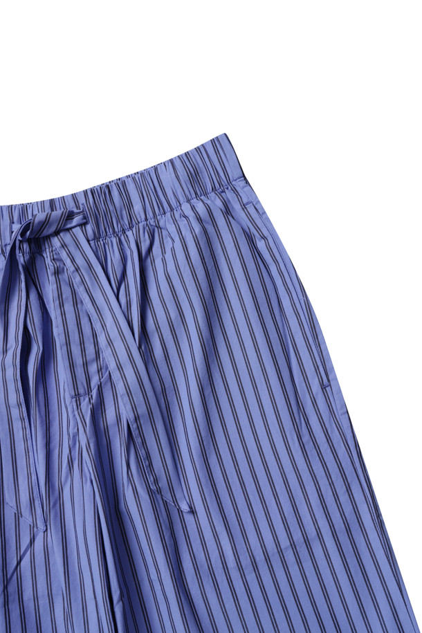 Poplin pants - 보로 스트라이프 (Boro Stripes)

부드러운 촉감의 면 소재로 제작된 오버핏 Poplin pants (팝린 팬츠)입니다. 조임끈 허리 밴딩으로 편안한 착용감을 선사하며, 버튼 플라이 디테일이 돋보입니다. 톤온톤의 스트라이프 패턴이 은은한 멋을 더하고, 프렌치 솔기 및 스톤워시 처리로 완성도를 높였습니다. 안쪽 솔기 측면 포켓으로 실용성을 더하여 데이트룩, 카페룩 등 다양한 TPO에 활용 가능하며, 캐주얼, 미니멀, 클래식 스타일을 즐겨 입는 분들께 추천합니다. 긴 기장감의 스트레이트 핏으로 깔끔한 실루엣을 연출합니다.
