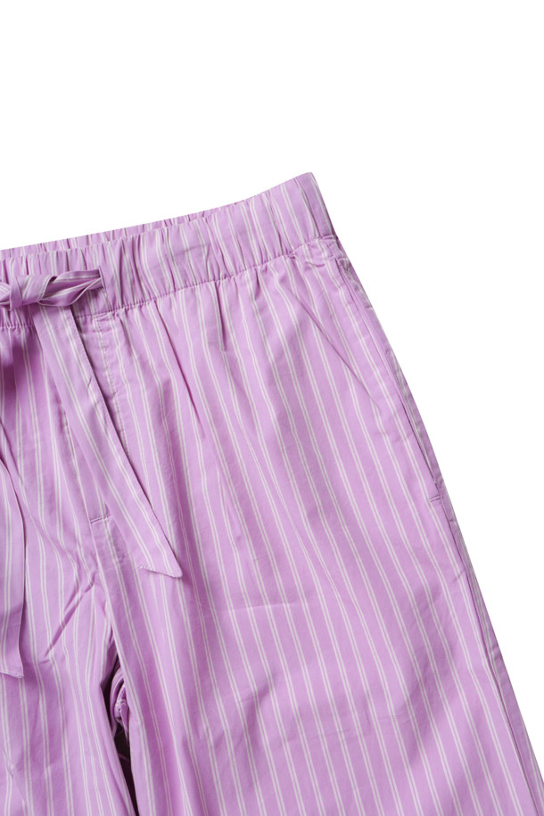팝린 팬츠 - 퍼플 핑크 스트라이프는 부드러운 면 소재로 제작되어 봄, 여름에 시원하게 착용하기 좋은 남녀공용 팝린 팬츠입니다. 오버핏과 스트레이트 핏으로 편안한 착용감을 선사하며, 조임끈 허리 밴딩으로 허리 사이즈 조절이 용이합니다. 퍼플과 핑크 컬러의 스트라이프 패턴이 캐주얼한 무드를 더하며, 일상복 또는 봄 소풍룩으로 활용하기 좋습니다. 안쪽 솔기 측면 포켓과 버튼 플라이, 프렌치 솔기, 스톤워시 처리 등 섬세한 디테일이 돋보입니다. 얇은 두께감으로 시원하며 부드러운 촉감이 특징입니다.
