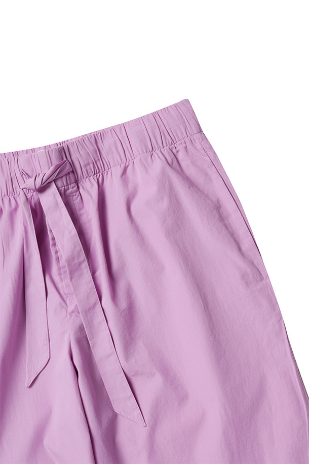 팝린 팬츠 - 퍼플 핑크는 부드러운 면 소재로 제작되어 촉감이 우수하며, 봄, 여름 계절에 적합한 긴 기장의 바지입니다. 캐주얼 스타일의 무지 디자인에 스트레이트 및 오버핏으로 편안한 착용감을 선사합니다. 허리 밴딩과 조임끈 디테일, 버튼 플라이, 안쪽 솔기 측면 포켓, 프렌치 솔기, 스톤워시 처리 등의 특징을 갖춘 실용적인 아이템입니다. 동네 마실룩, 산책룩 등 가벼운 활동에 적합하며, 미니멀하고 캐주얼한 스타일을 연출하기 좋습니다. 퍼플 핑크 컬러가 산뜻함을 더해줍니다.
