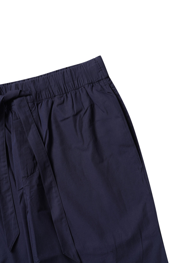 팝린 팬츠 - 트루 네이비는 부드러운 면 소재로 제작되어 편안한 착용감을 선사합니다. 얇은 두께감과 오버핏, 스트레이트 핏으로 봄, 여름, 가을 계절에 걸쳐 활용하기 좋습니다. 허리 조임끈 밴딩과 버튼 플라이 디테일이 특징이며, 양 옆 사이드 포켓, 프렌치 솔기, 스톤워시 가공으로 완성도를 높였습니다. 베이직하고 캐주얼한 스타일로, 동네 마실룩이나 산책룩에 적합합니다. 미니멀, 클래식한 무드를 연출할 수 있는 데일리 팬츠입니다.
