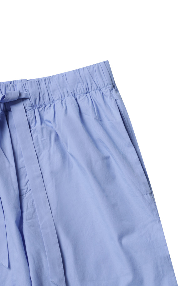 팝린 팬츠 - 코넬플라워 블루는 부드러운 면 소재로 제작되어 편안한 착용감을 제공하는 반바지입니다. 오버핏과 스트레이트 핏으로 캐주얼하고 미니멀한 스타일을 연출하며, 봄, 여름 시즌에 적합합니다. 코넬플라워 블루 컬러의 무지 디자인으로 다양한 상의와 쉽게 매치할 수 있습니다. 조임끈 허리 밴딩과 버튼 플라이 디테일, 안쪽 솔기 측면 포켓, 프렌치 솔기, 스톤워시 처리로 완성도를 높였습니다. 동네 마실룩, 여행룩, 데일리룩에 활용하기 좋은 아이템입니다.
