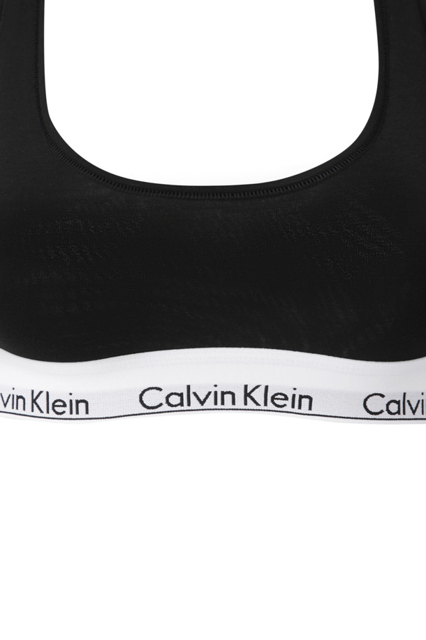 **언라인드 브라렛 - 블랙**

부드러운 컵과 레이서백 디자인으로 편안함을 선사하는 언라인드 브라렛입니다. 캘빈클라인 시그니처 언더밴드가 스타일리시함을 더하며, 신축성 있는 소재로 제작되어 활동성을 높였습니다. 무지 패턴의 블랙 컬러로 어떤 옷에도 매치하기 쉬우며, 집콕룩이나 미니멀, 캐주얼 스타일을 즐겨 입는 여성분들께 추천합니다. 패딩이 없어 자연스러운 착용감을 느낄 수 있습니다. 사계절 내내 활용 가능한 단품 브라렛입니다.
