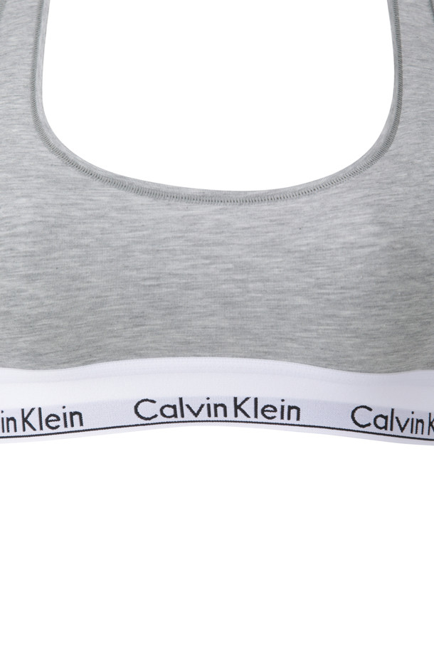 언라인드 브라렛 - 그레이 헤더는 부드러운 컵으로 편안함을 더한 여성용 브라렛입니다. 레이서백 디자인과 캘빈클라인 시그니처 언더밴드가 특징이며, 집콕룩이나 캐주얼 스타일 연출에 적합합니다. 사계절 내내 착용할 수 있으며 무지 패턴으로 미니멀한 분위기를 연출합니다. 패딩이 없는 디자인으로 편안한 착용감을 선사합니다.
