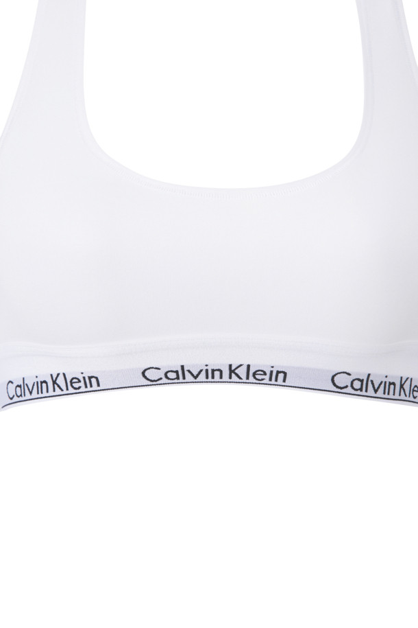 언라인드 브라렛 - 화이트는 부드러운 컵과 레이서백 디자인으로 편안함을 선사하는 여성 속옷입니다. 사계절 내내 활용 가능하며, 집콕룩, 미니멀, 클래식, 캐주얼 스타일을 즐기는 분께 적합합니다. 신축성 있는 언더밴드로 활동성을 높였으며, 무지 패턴의 심플한 디자인으로 어떤 옷에도 매치하기 좋습니다. 패딩이 없는 브라렛으로 자연스러운 착용감을 경험해 보세요.
