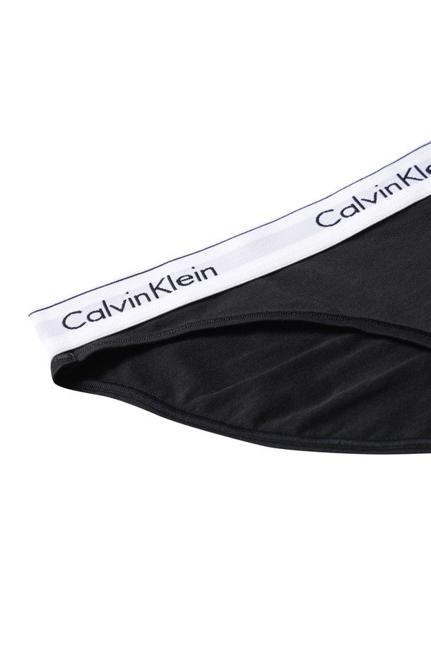 **비키니 브리프 - 블랙**

일상, 여행, 휴가 등 다양한 TPO에 활용하기 좋은 여성용 비키니 브리프입니다. 미디엄 라이즈 디자인으로 편안한 착용감을 선사하며, 캘빈클라인 시그니처 엘라스틱 허리 밴드로 포인트를 더했습니다. 심플하고 세련된 무지 디자인에 블랙 컬러로 어떤 스타일에도 매치하기 용이합니다. 미니멀, 클래식, 캐주얼 룩을 즐겨 입는 분들께 추천합니다. 사계절 내내 활용 가능한 실용적인 아이템입니다.
