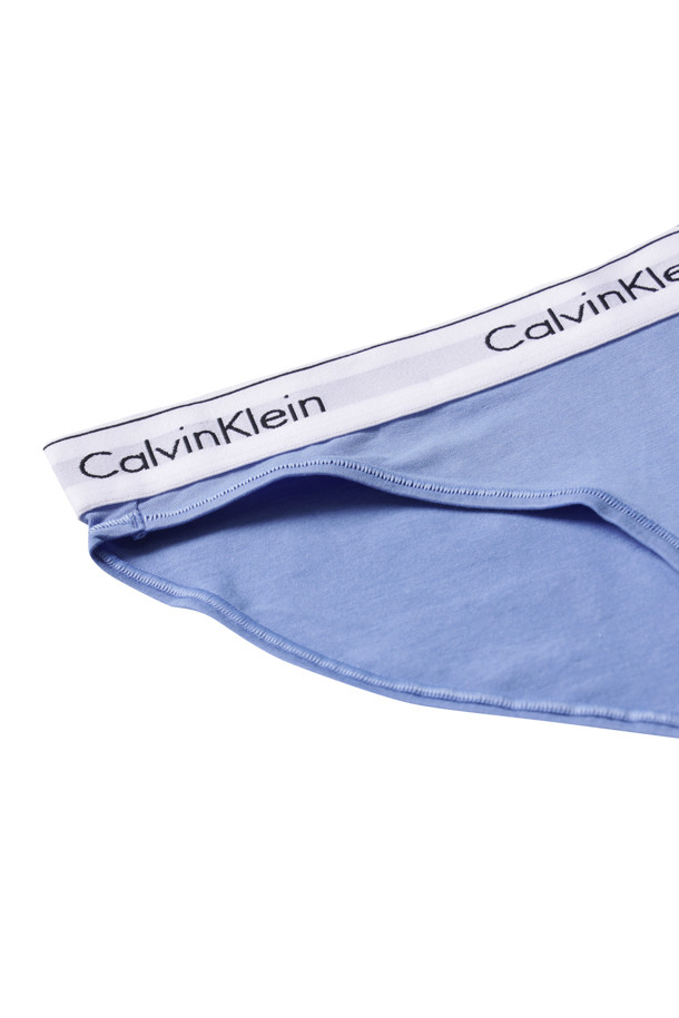 비키니 브리프 - 글래시어는 여성용 비키니 브리프로, 미디엄 라이즈 웨이스트 디자인입니다. 시원한 블루와 라이트 블루 컬러로 출시되어 있으며, 사계절 내내 편안하게 착용할 수 있습니다. 캘빈클라인 시그니처 엘라스틱 허리밴드가 적용되어 편안함과 스타일을 동시에 만족시킵니다. 집콕룩이나 휴가룩에 잘 어울리는 미니멀하고 캐주얼한 스타일을 연출해보세요. 무지 패턴의 단품으로 구성되어 있습니다.

