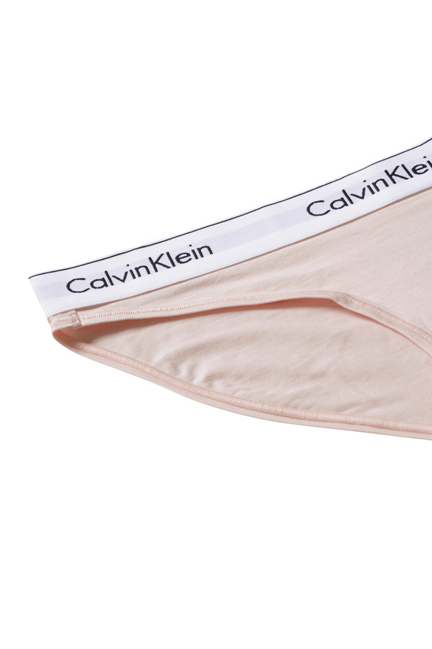 비키니 브리프 - 님프스 타이. 부드러운 면 소재로 제작되어 편안한 착용감을 선사하는 여성용 비키니 브리프입니다. 베이지 컬러의 무지 디자인으로 어떤 옷에도 매치하기 쉬우며, 사계절 내내 활용 가능합니다. 미디엄 라이즈 웨이스트에 캘빈클라인 시그니처 엘라스틱 허리밴드로 디자인되어, 활동성을 높였습니다. 집콕룩, 여행룩, 휴가룩 등 다양한 TPO에 미니멀, 클래식, 캐주얼 스타일을 연출하기 좋습니다.
