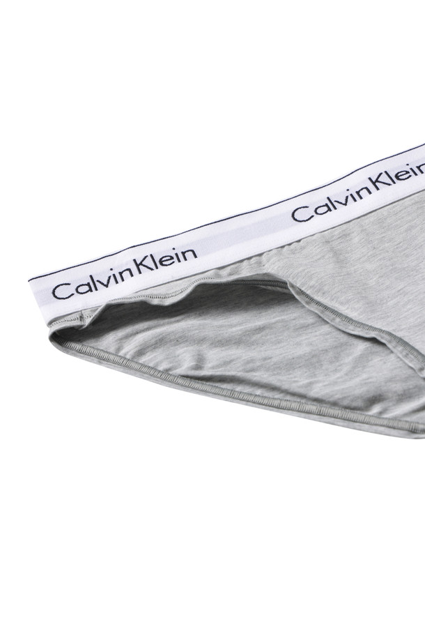 **비키니 브리프 - 그레이 헤더**

부드러운 면 소재로 제작되어 편안한 착용감을 선사하는 여성용 비키니 브리프입니다. 미디엄 라이즈 디자인으로, 캘빈클라인 시그니처 엘라스틱 허리밴드가 특징입니다. 무지 디자인의 그레이 헤더 컬러로 제작되어, 심플하고 세련된 스타일을 연출합니다. 신축성이 있어 활동성이 뛰어나며, 집콕룩, 여행룩, 휴가룩 등 다양한 TPO에 활용하기 좋습니다. 미니멀, 캐주얼, 클래식 스타일을 선호하는 분들께 추천합니다.
