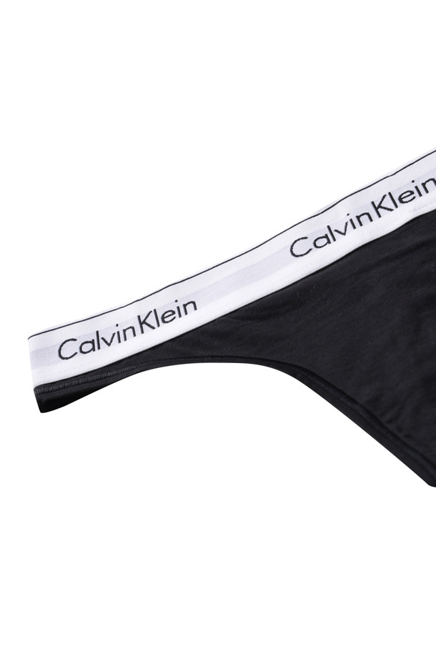 텅 - 블랙은 미디엄 라이즈 디자인의 여성용 속옷입니다. 캘빈클라인 시그니처 엘라스틱 허리밴드가 특징이며, 무지 디자인으로 제작되었습니다. 사계절 내내 집콕룩 스타일을 연출하기 좋으며, 미니멀, 클래식, 캐주얼 등 다양한 스타일에 매치할 수 있습니다. 블랙 컬러의 단품으로 제공됩니다.
