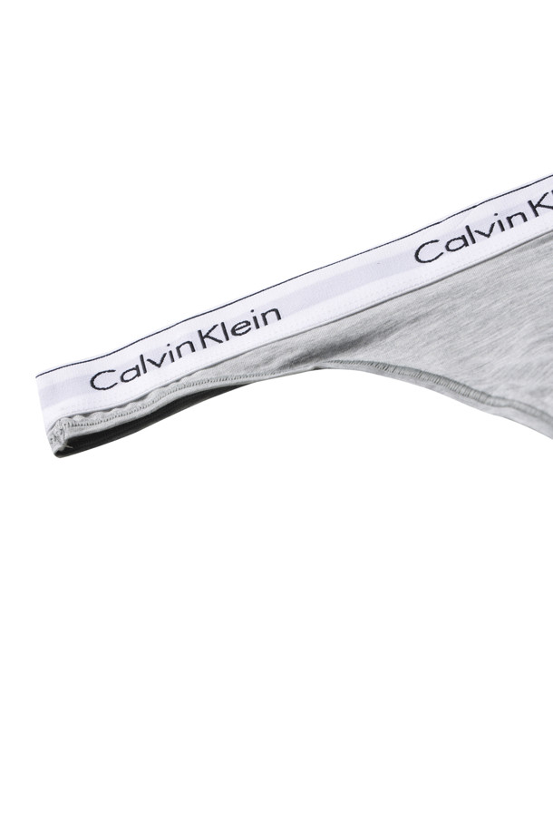 캘빈클라인(Calvin Klein)의 톤(Thong) - Grey Heather 입니다. 부드러운 면 소재로 제작되어 편안한 착용감을 선사하며, 사계절 내내 활용하기 좋습니다. 미디엄 라이즈 디자인에 캘빈클라인 시그니처 엘라스틱 허리 밴드가 특징입니다. 무지 패턴으로 다양한 룩에 매치하기 용이하며, 집콕룩, 동네 마실룩, 여행룩 등 TPO에 구애받지 않고 미니멀, 캐주얼, 클래식 스타일을 연출할 수 있습니다. 여성 속옷으로, 일상에서 편안하게 착용할 수 있는 아이템입니다.

