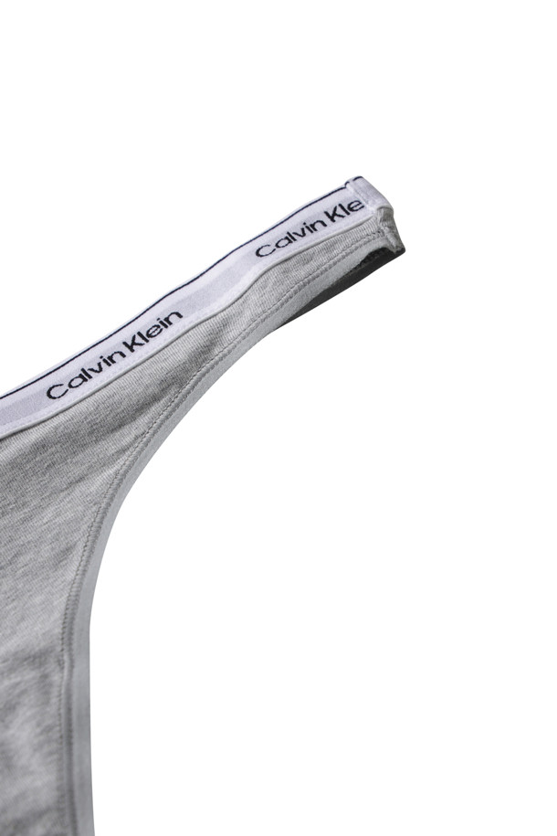 Thong Icon Logo - Grey Heather (통 아이콘 로고 - 그레이 헤더)는 부드러운 면과 신축성 있는 스판덱스 혼방 소재로 제작되어 편안한 착용감을 선사하는 여성용 속옷입니다. 미디엄 라이즈 디자인에 플랫 엣지 레그 마감 처리로 깔끔한 핏을 연출하며, 허리 부분의 엘라스틱 밴드가 안정적인 착용감을 제공합니다. 그레이 컬러에 로고 패턴으로 포인트를 주어 미니멀, 캐주얼, 클래식 스타일을 즐기는 분들께 적합합니다. 집콕룩, 산책룩, 요가/필라테스룩 등 편안함을 중시하는 다양한 TPO에 매치하여 활용할 수 있습니다. 사계절 내내 데일리하게 착용하기 좋은 단품 팬티입니다.

