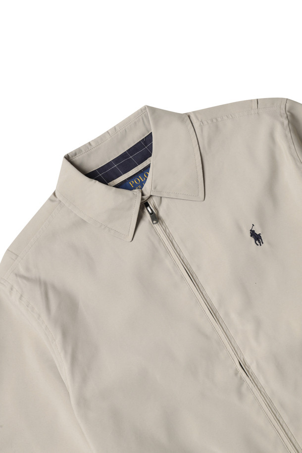 BI-SWING WB-린드 재킷 - 카키 유니폼은 캐주얼, 클래식, 미니멀 스타일을 즐기는 남성 고객을 위한 자켓입니다. 봄, 가을에 착용하기 좋으며, 출근룩과 비즈니스 캐주얼에 활용하기 좋습니다. 레귤러핏으로 제작되었으며, 지퍼형 여밈 방식과 긴 소매 기장을 갖추었습니다. 포인트 칼라, 버튼 탭 커프스, 사선형 포켓, 내부 포켓, 신축성 있는 헴, 전체 안감, 시그니처 포니 자수 등의 특징으로 디자인되었습니다. 무지 패턴의 카키 컬러로 어떤 옷에도 쉽게 매치할 수 있어 활용도가 높습니다.
