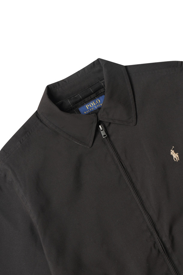 BI-SWING WB-LINED-JACKET - RL BLACK는 남성용 자켓으로, 클래식하고 베이직한 스타일을 연출합니다. 봄, 가을에 착용하기 적합하며, 출근룩, 비즈니스 캐주얼, 모임룩에 활용하기 좋습니다. 블랙 컬러의 무지 디자인에 레귤러 핏으로 제작되었으며, 지퍼형 여밈 방식을 사용했습니다. 포인트 칼라, 버튼 탭 커프스, 사선형 포켓, 내부 포켓, 신축성 있는 헴, 전체 안감, 포니 자수가 특징이며, 안감이 있어 편안한 착용감을 제공합니다. 캐주얼한 코트 타입으로, 미니멀하고 세련된 스타일을 연출할 수 있습니다.
