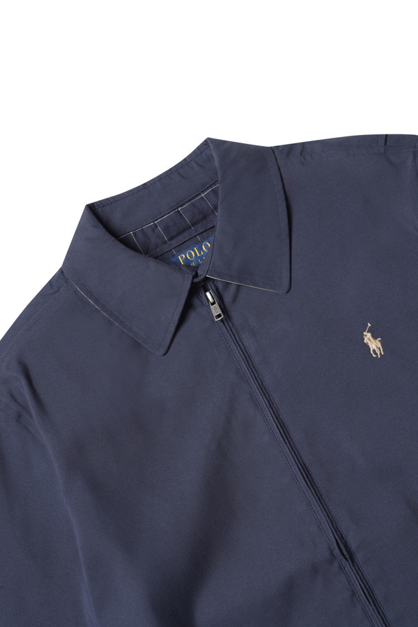 BI-SWING WB-LINED-JACKET - REFINED 네이비 재킷은 남성용 아우터로, 봄, 가을에 착용하기 좋습니다. 클래식하고 베이직한 스타일의 무지 디자인이며, 레귤러핏과 레귤러 기장으로 제작되었습니다. 지퍼형 여밈 방식에 얇은 두께로 편안한 착용감을 선사하며, 포인트 칼라, 버튼 탭 커프스, 사선형 포켓, 내부 포켓, 신축성 있는 헴, 전체 안감, 시그니처 포니 자수 등의 특징을 갖추고 있습니다. 출근룩과 비즈니스 캐주얼, 미니멀, 캐주얼 스타일에 적합한 아이템입니다.
