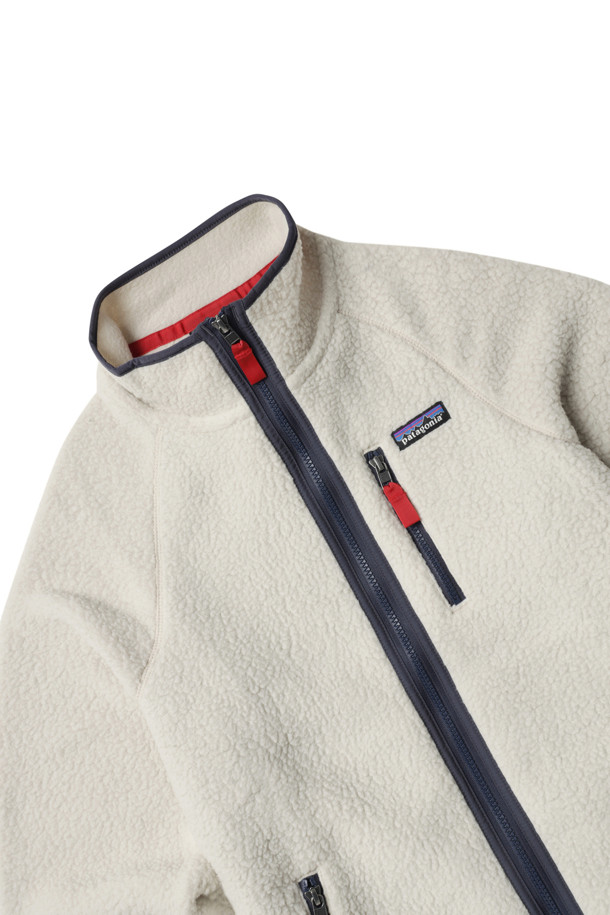 M'S RETRO PILE JACEKT (M'S 레트로 파일 재킷) - PELICAN W/SMOLDER BLUE는 남성용 아우터, 자켓입니다. 베이지와 블루 컬러 조합으로, 일상 및 아웃도어 활동에 적합합니다. 가을, 겨울 시즌에 따뜻하게 착용할 수 있으며 캐주얼, 스포티 스타일을 연출하기 좋습니다. 두꺼운 플리스 소재로 제작되어 부드러운 촉감을 제공하며, 보온 기능과 레귤러핏 디자인, 스탠드 칼라, 래글런 소매, 지퍼 포켓 등의 특징을 갖추고 있습니다. 캠핑룩, 등산룩, 미니멀한 스타일에도 잘 어울립니다.
