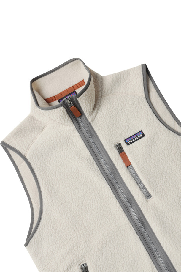 M'S RETRO PILE VEST - 펠리칸은 남성용 베스트로, 베이지와 그레이 색상으로 제공됩니다. 캐주얼하고 스포티한 스타일과 무지 패턴이 특징이며, 가을과 겨울에 일상 및 아웃도어 활동 시 착용하기 좋습니다. 두꺼운 두께감의 부드러운 플리스 소재로 제작되어 따뜻하고 편안한 착용감을 선사하며, 레귤러핏과 스탠드 업 칼라, 래글런 소매 구조, 신축성 트리밍, 리사이클 소재 사용 등의 특징을 갖추고 있습니다. 캠핑룩 연출에도 용이합니다.
