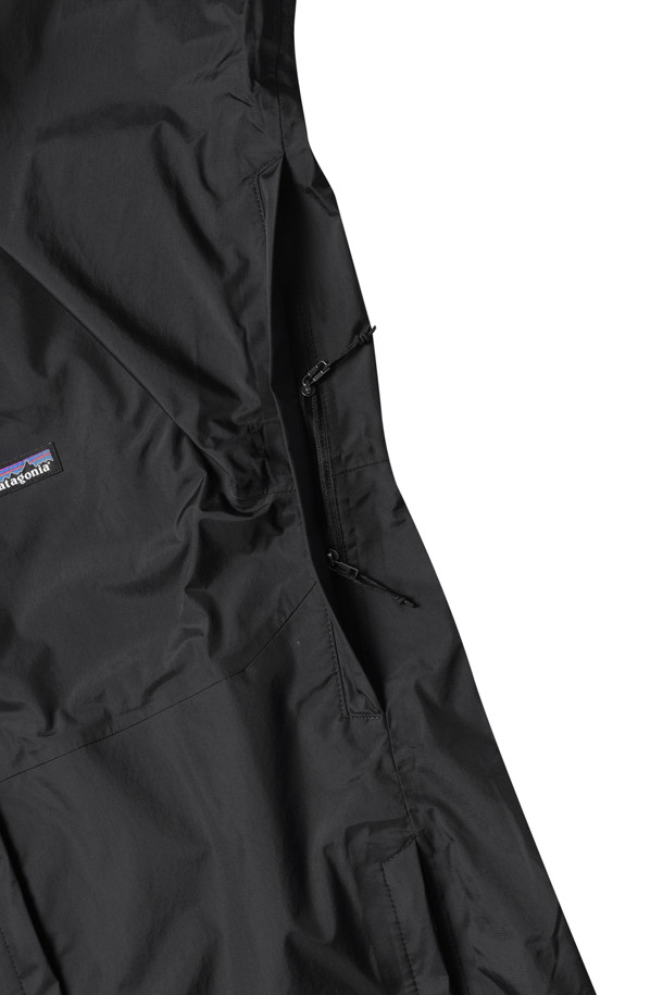 M'S TORRENTSHELL 3L 레인 재킷 - 블랙은 남성용 레인 재킷으로, 아웃도어 활동과 일상생활 모두에 적합합니다. 봄, 가을, 겨울 계절에 착용 가능하며, 스포티하고 캐주얼한 스타일을 연출합니다. 블랙 컬러의 무지 디자인에, 레귤러핏 레귤러 기장으로 제작되었습니다. 방수, 투습 기능을 갖춘 나일론 소재의 얇은 두께 재킷으로, 마이크로플리스 안감과 벨크로 손목 조절 기능이 특징입니다. 여행, 등산, 캠핑 등 다양한 TPO에 활용할 수 있습니다.
