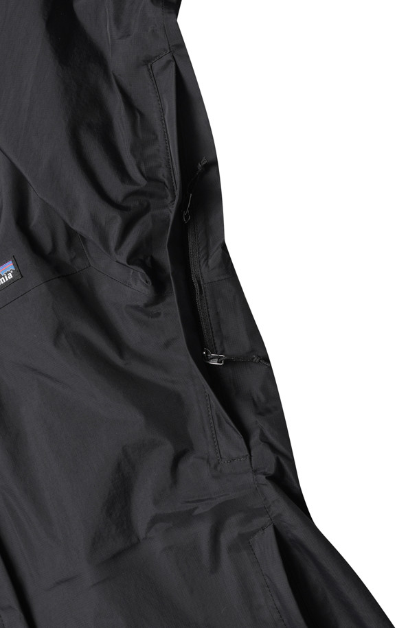 W'S 토렌트쉘 3L 레인 재킷 - 블랙은 여성용 레인 재킷으로, 아웃도어 활동과 일상에서 모두 활용하기 좋습니다. 블랙 컬러의 무지 디자인으로, 스포티하거나 캐주얼한 스타일에 모두 잘 어울립니다. 봄, 가을, 겨울 계절에 착용 가능하며, 레귤러 핏의 레인코트 스타일입니다. 방수 및 투습 기능과 마이크로플리스 안감, 벨크로 손목 디테일이 특징입니다. 여행, 산책, 등산 시 쾌적하게 착용할 수 있습니다.
