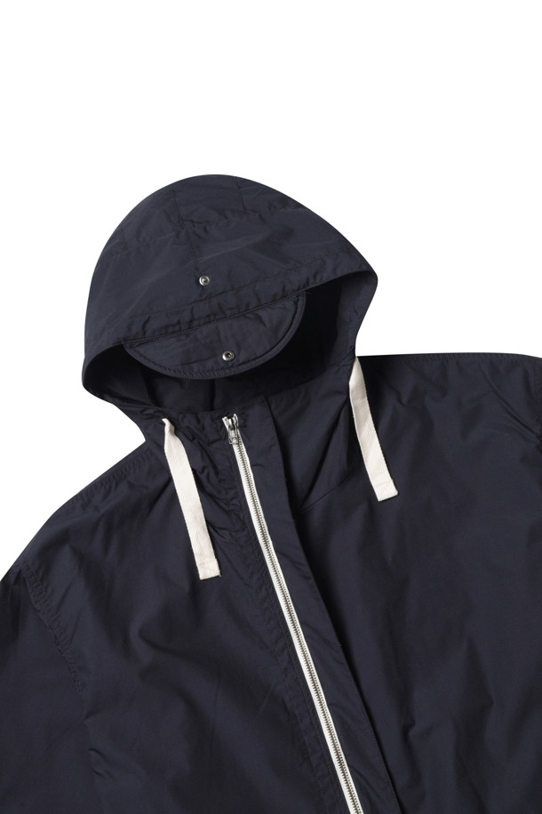 (NANAMICA) 후드 데크 재킷 - 다크 네이비는 봄, 가을 시즌에 적합한 남성용 아우터입니다. 고밀도 혼방사 소재와 발수 가공으로 제작되어 일상생활과 아웃도어 활동 모두에 적합하며, 방수 기능까지 갖춰 실용성을 더합니다. 클래식, 캐주얼, 고프코어 스타일을 아우르는 디자인으로, 여행룩, 캠핑룩, 등산룩 등 다양한 TPO에 활용 가능합니다. 오버핏의 레귤러 기장으로 편안한 착용감을 선사하며, 집업 방식과 후드 디자인으로 간편하게 스타일을 연출할 수 있습니다. 다크 네이비 컬러의 무지 패턴은 어떤 옷에도 쉽게 매치되어 활용도를 높입니다.
