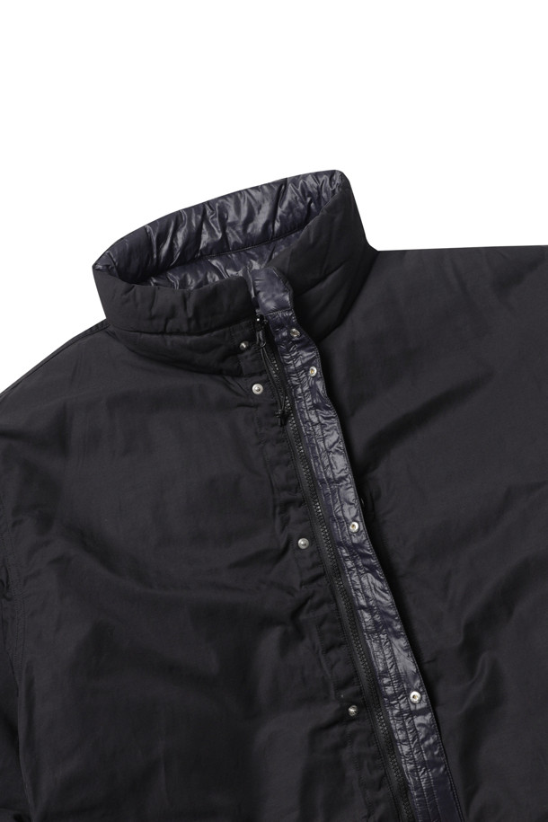 (NANAMICA) 리버서블 인슐레이션 재킷은 남성용 아우터로, 가을과 겨울에 착용하기 좋은 두꺼운 두께감의 블랙 컬러 인슐레이션 재킷입니다. 미니멀하고 스포티한 스타일을 연출하며, 출근룩과 여행룩에 모두 활용하기 좋습니다. 겉면은 리사이클 나일론 트윌, 안감은 리사이클 나일론 립스탑 소재로 제작되었으며, PRIMALOFT® Black Insulation 충전재를 사용하여 보온성을 높였습니다. 오버핏으로 편안하게 착용 가능하며, 레귤러 기장의 긴 소매와 집업 여밈 방식, 리버서블 코트 타입으로 다양한 스타일을 연출할 수 있습니다.
