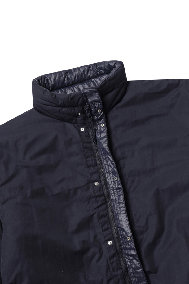 (NANAMICA) 리버서블 인슐레이션 재킷 - 네이비는 캐주얼, 스포티, 미니멀 스타일을 추구하는 남성 고객을 위한 아우터입니다. 가을과 겨울에 적합하며, 여행룩과 캠핑룩에 활용하기 좋습니다. 넉넉한 오버핏에 집업 스타일로 편안하게 착용할 수 있으며, 네이비 컬러의 무지 디자인으로 어떤 옷에도 잘 어울립니다. 리사이클 소재를 사용하고 프리마로프트 충전재로 제작되어 보온성과 경량성을 동시에 갖춘 두꺼운 두께의 재킷입니다. 긴 소매 기장의 리버서블 코트 타입으로 다양한 스타일 연출이 가능합니다.
