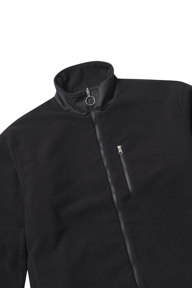 (NANAMICA) 리버서블 도크 재킷 - 블랙은 가을, 겨울 시즌에 어울리는 남성용 아우터입니다. 캐주얼, 미니멀, 클래식 스타일을 아우르며, 일상복으로 활용하기 좋습니다. 블랙 컬러의 무지 디자인에 오버핏으로 제작되었으며, 두꺼운 두께감과 부드러운 촉감이 특징입니다. 리버서블 코트 타입으로 비불소계 발수 가공 및 리사이클 소재를 사용하여 기능성과 친환경성을 모두 갖추었습니다. 밑단 어드저스터와 긴 소매, 집업 여밈 방식으로 편안한 착용감을 제공합니다.
