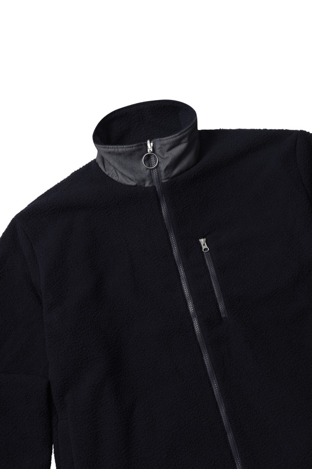 (NANAMICA) 리버시블 도크 재킷 - 다크 네이비는 봄, 가을 간절기에 활용하기 좋은 남성용 아우터입니다. 발수 가공 처리된 폴리에스테르 소재에 안감은 트윌로 마감하여 부드러운 촉감과 두꺼운 두께감을 느낄 수 있습니다. 캐주얼, 미니멀, 시티보이 스타일을 아우르며 여행룩, 캠핑룩 등 다양한 TPO에 적합합니다. 리버시블 디자인으로 보아 플리스 면을 활용하여 색다른 연출이 가능하며 밑단 어드저스터로 핏 조절이 용이합니다. 오버핏으로 편안하게 착용할 수 있는 집업 스타일의 무지 자켓입니다.
