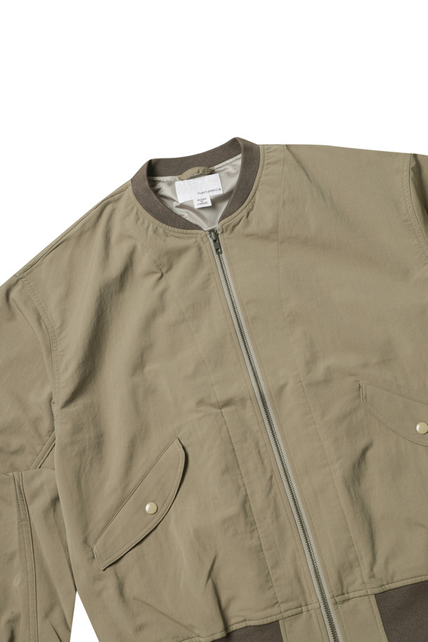 (NANAMICA) 알파드라이 필드 재킷 - 토프는 봄, 가을에 어울리는 남성용 필드 재킷입니다. 부드러운 촉감의 나일론 소재로 제작되었으며, 얇은 두께감과 신축성으로 편안한 착용감을 제공합니다. 캐주얼, 미니멀, 워크웨어 스타일을 즐기는 분들께 추천하며, 일상 및 봄 소풍, 캠핑룩에 활용하기 좋습니다. 오버핏 디자인에 집업 여밈 방식과 긴 소매 기장으로, 다양한 스타일 연출이 용이합니다. 토프 컬러의 무지 디자인으로 어떤 옷에도 쉽게 매치할 수 있습니다.
