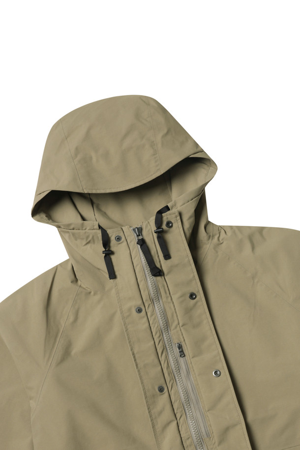 (NANAMICA) 2L 나일론 고어텍스 크루저 재킷은 남성용 아우터로, 일상과 아웃도어 활동 모두에 적합합니다. 카키 베이지 색상의 무지 디자인이며, 봄, 가을, 겨울 세 계절 모두 착용 가능합니다. 레귤러핏으로 제작되었으며, 지퍼형 여밈 방식을 채택했습니다. 나일론과 고어텍스 소재를 사용하여 방수, 투습 기능을 갖췄으며, 밀리터리 스타일의 두꺼운 재킷입니다. 여행, 캠핑, 등산 시 캐주얼, 고프코어 및 워크웨어 스타일로 연출하기 좋습니다.
