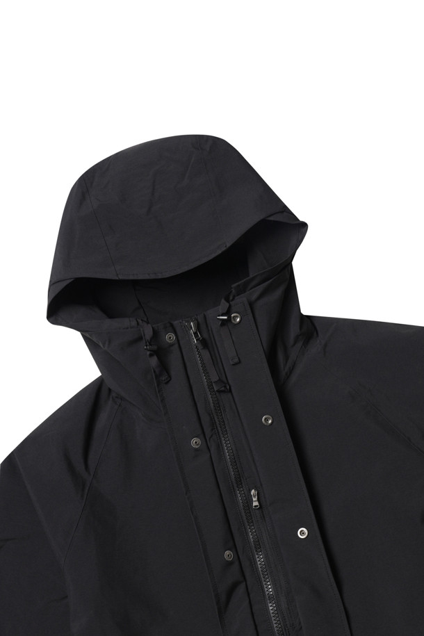 (NANAMICA) 2L 나일론 고어텍스 크루저 재킷 - 블랙은 남성용 아우터로, 일상과 아웃도어 활동 모두에 적합합니다. 봄, 가을, 겨울 계절에 착용 가능하며, 밀리터리와 아웃도어 스타일을 결합한 디자인입니다. 블랙 색상의 무지 패턴에 레귤러 핏, 집업 여밈 방식을 갖춘 크루저 코트 타입의 재킷입니다. 2층 ePE 고어텍스 fabrics, 리사이클 나일론 겉감, 오가닉 코튼/쿨맥스 안감, 비불소 방수투습 멤브레인, 발수 가공, 심테이프 가공 등을 특징으로, 방수, 투습, 발수 기능을 제공합니다. 출근룩과 여행룩, 미니멀, 클래식, 고프코어 스타일을 즐기는 분들에게 추천합니다.
