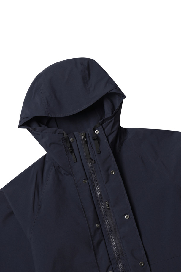 (NANAMICA) 2L 나일론 고어텍스 크루저 재킷 - 네이비는 남성용 아우터로, 일상과 아웃도어 활동 모두에 적합한 자켓입니다. 방수 및 투습 기능의 고어텍스 소재와 리사이클 나일론 겉감, 오가닉 코튼 안감, 쿨맥스 안감의 조합으로 뛰어난 기능성을 제공합니다. 밀리터리 스타일과 아웃도어 무드를 동시에 느낄 수 있으며, 봄, 가을, 겨울 계절에 착용하기 좋습니다. 레귤러 핏의 집업 스타일로, 여행, 등산, 캠핑 등 다양한 TPO에 활용 가능하며 고프코어, 미니멀, 클래식 스타일을 연출하기 좋습니다.
