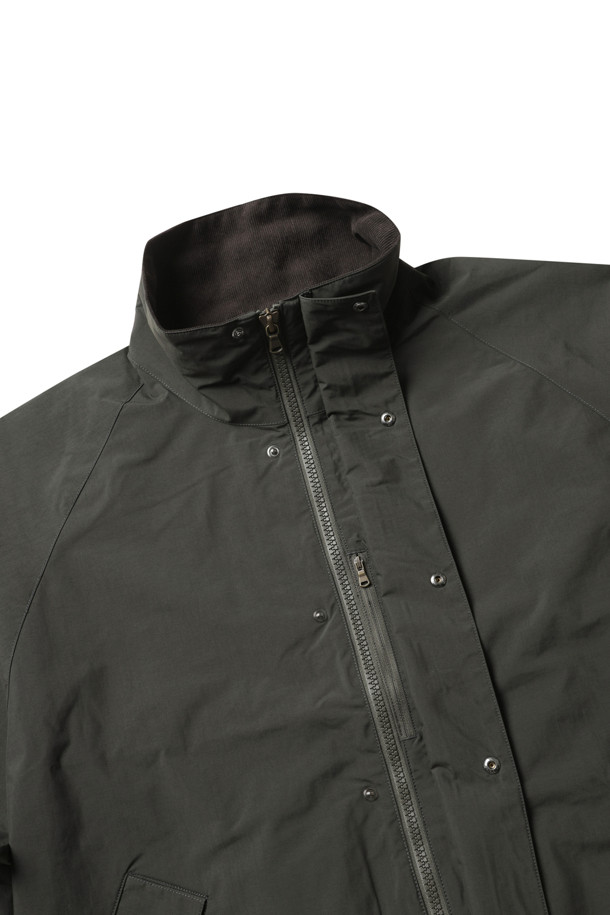 (NANAMICA) 2L PERTEX UNLIMITED FIELD 재킷 - 다크 올리브는 아웃도어 활동과 일상생활 모두에 적합한 남성용 필드 재킷입니다. 봄, 가을에 착용하기 좋은 얇은 두께감으로, 부드러운 촉감과 레귤러핏으로 편안한 착용감을 선사합니다. 방수 및 투습 기능이 있으며, 내부 지퍼 포켓과 밑단 조절이 가능하여 실용성을 높였습니다. 다크 올리브 색상의 무지 디자인에 안감은 체크 패턴으로 포인트를 주어 캐주얼, 클래식, 고프코어 스타일을 연출할 수 있습니다. 여행, 산책, 캠핑 등 다양한 TPO에 활용 가능합니다.
