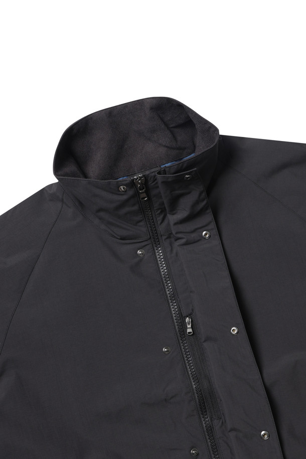 (NANAMICA) 2L PERTEX UNLIMITED FIELD SHORT JACKET - BLACK (나나미카 2L 퍼텍스 언리미티드 필드 숏 재킷 - 블랙)입니다. 일상과 출근룩, 여행룩에 적합하며, 캐주얼, 미니멀, 클래식 스타일을 연출할 수 있습니다. 봄, 가을에 어울리는 숏 기장의 블랙 컬러 필드 재킷으로, 방수 및 투습 기능을 갖췄습니다. 부드러운 촉감의 나일론, 면, 폴리에스터, 코듀로이 혼방 소재로 제작되었으며, 내부 하우스 체크 무늬 안감과 코듀로이 칼라, 조절 가능한 밑단, 내부 지퍼 포켓 등의 특징을 가지고 있습니다. 긴소매 집업 스타일의 무지 디자인으로, 다양한 코디에 활용하기 좋습니다.
