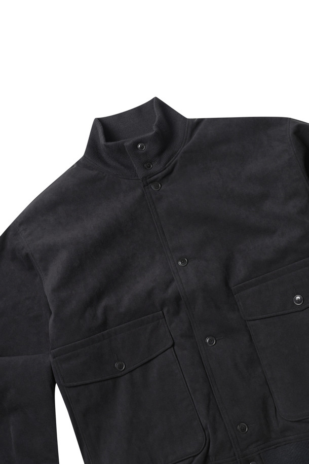 (NANAMICA) 인슐레이션 크루 재킷 - 모스 그레이는 남성용 아우터 자켓입니다. 미니멀하고 캐주얼한 스타일로, 가을과 겨울에 착용하기 좋습니다. 두꺼운 두께감과 부드러운 촉감의 폴리에스테르와 울트라스웨이드 소재를 사용하여 편안함을 제공합니다. 프리마로프트 블랙 충전재, 오가닉 코튼 안감, 쿨맥스 안감으로 보온성과 경량성을 동시에 갖췄으며, 출근룩으로 활용하기에도 적합합니다. 모스 그레이 컬러의 무지 디자인과 오버핏, 긴 소매, 집업 여밈 방식이 특징입니다.
