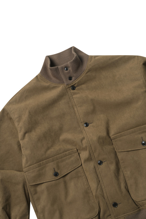 (NANAMICA) 인슐레이션 크루 재킷 - 베이지는 미니멀하고 클래식한 스타일의 남성용 자켓입니다. 가을과 겨울에 착용하기 좋으며, 일상, 출근룩, 비즈니스 캐주얼, 모임룩 등 다양한 TPO에 활용할 수 있습니다. 부드러운 촉감의 레귤러 기장 오버핏 자켓으로, 30% 식물 유래 폴리에스터와 울트라스웨이드, PRIMALOFT® Black Insulation 충전재를 사용하여 보온성을 높였습니다. 무지 패턴의 베이지 컬러에 스냅 여밈 방식과 크루넥 코트 타입 디자인이 특징이며, 스트라이프 오가닉 코튼/쿨맥스® 안감을 사용하여 편안함을 더했습니다. 긴 소매 기장으로 시크한 스타일을 연출할 수 있습니다.
