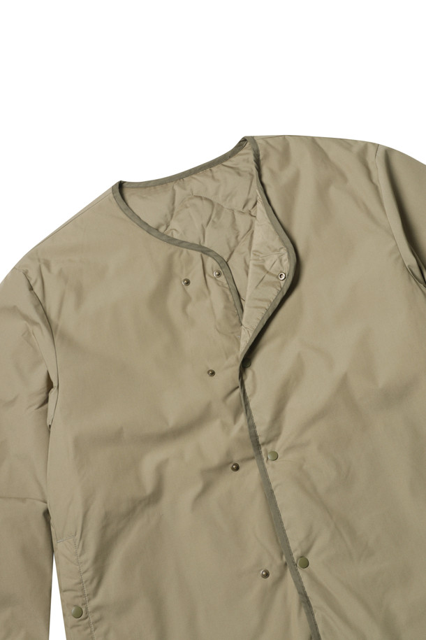 (NANAMICA) 리버서블 다운 카디건 - 카키 베이지는 일상과 출근룩에 모두 활용하기 좋은 남성용 아우터입니다. 밀리터리, 베이직 스타일을 기반으로 클래식, 미니멀, 캐주얼 룩에 매치하기 용이합니다. 두꺼운 두께감의 폴리에스터, 코튼 혼방 소재로 제작되었으며, 리버서블 디자인과 다운 충전재를 통해 보온성을 높였습니다. 레귤러핏의 무지 디자인 카디건으로, 버튼 여밈 방식과 긴 소매 기장을 갖추었습니다. 가을, 겨울 시즌에 활용하기 좋은 실용적인 아이템입니다.
