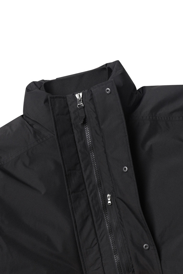 나나미카(NANAMICA)의 고어텍스(GORE-TEX) 숏 다운 재킷은 겨울철 일상과 아웃도어 활동에 적합한 남성용 다운 재킷입니다. 블랙 컬러의 무지 디자인으로 미니멀하고 스포티한 스타일을 연출하며, 레귤러핏으로 편안한 착용감을 제공합니다. 발수, 투습 기능을 갖춘 고어텍스(GORE-TEX) 소재와 두꺼운 두께감으로 뛰어난 보온성을 자랑하며, 안감은 리사이클 폴리에스터 립스탑을 사용하여 내구성을 높였습니다. 스냅과 지퍼 여밈 방식, 긴 소매 기장, 리브 처리, 보안용 지퍼 포켓 등의 디테일이 돋보이며, 출근룩과 여행룩에도 잘 어울립니다. 방수, 투습, 보온 기능을 갖춘 이 재킷은 겨울철 스타일과 기능성을 모두 만족시키는 아이템입니다.
