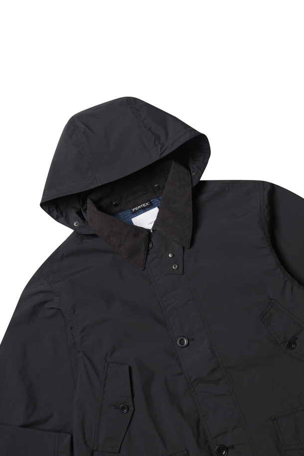 (NANAMICA) 2L PERTEX UNLIMITED FIELD 재킷 - 블랙은 남성용 필드 재킷으로, 봄, 가을에 착용하기 좋습니다. 블랙 컬러의 무지 디자인으로 캐주얼, 고프코어 및 미니멀 스타일을 모두 소화할 수 있습니다. 2L PERTEX UNLIMITED 소재를 사용하여 방수 및 투습 기능을 제공하며, 매트한 질감과 레귤러핏으로 편안한 착용감을 선사합니다. 탈부착 후드, 멀티 지퍼 포켓, 체크무늬 안감 디테일이 돋보이며, 여행, 등산, 캠핑 등 다양한 TPO에 활용 가능합니다.

