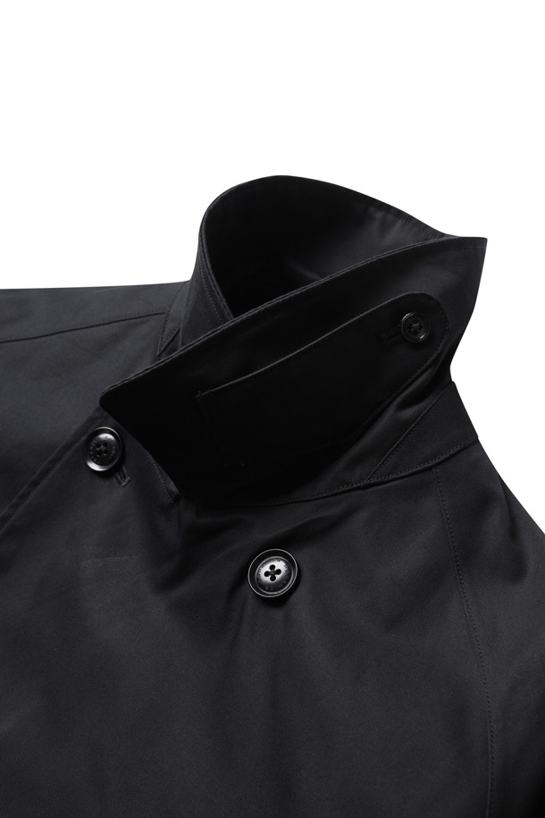 (NANAMICA) 2L 코튼 고어텍스 더블 브레스티드 코트는 남성용 아우터로, 클래식하고 미니멀한 스타일을 추구하는 분들께 적합합니다. 블랙 컬러의 무지 디자인으로 출근룩, 비즈니스 캐주얼, 모임룩 등 다양한 TPO에 활용 가능합니다. 면과 고어텍스 소재를 사용하여 봄, 가을, 겨울 모두 착용 가능하며, 뛰어난 방수 및 투습 기능을 제공합니다. 넉넉한 A라인 핏과 두꺼운 두께감, 라글란 슬리브 디자인이 특징이며, 내부 지퍼 포켓이 있어 실용성을 더했습니다. 더블코트 타입의 레귤러 기장으로, 시크한 매력을 연출합니다.
