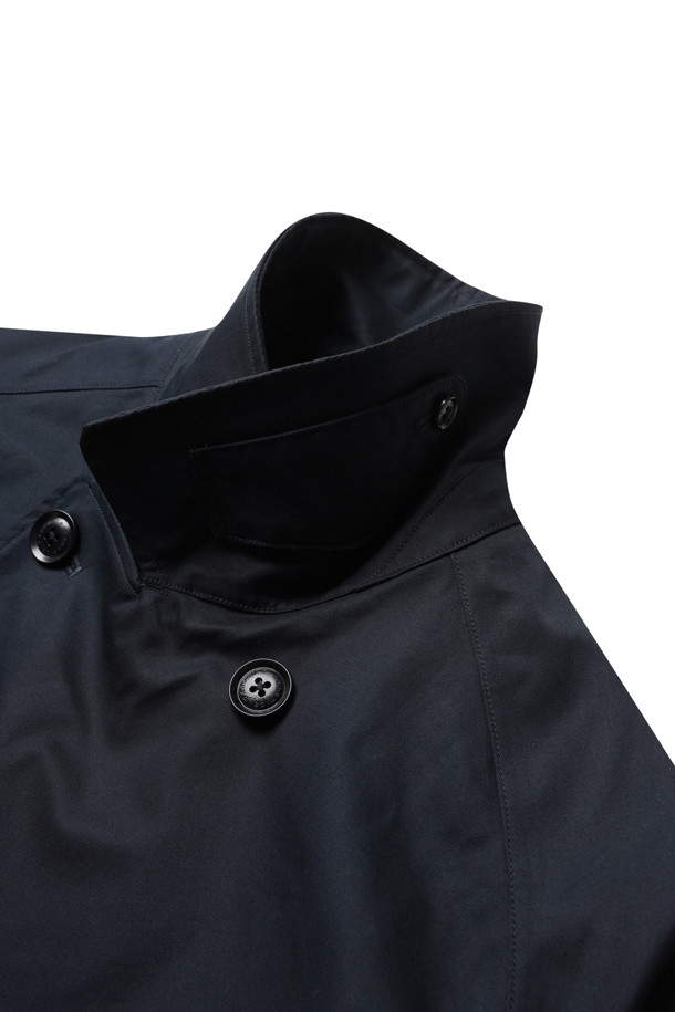 (NANAMICA) 2L 코튼 고어텍스 더블 브레스티드 코트 - 네이비는 클래식한 스타일을 추구하는 분들을 위한 아우터입니다. 면과 고어텍스 소재를 사용하여 봄, 가을에 착용하기 적합하며, 방수 기능을 갖춰 실용성을 더했습니다. 릴렉스 핏과 롱 기장으로 편안한 착용감을 선사하며, 더블 버튼 여밈 방식으로 세련된 디자인을 완성했습니다. 라글란 슬리브, 내부 포켓, 심테이프 디테일이 돋보이며, 오피스룩, 비즈니스 캐주얼, 출근룩 등 다양한 TPO에 활용 가능합니다.
