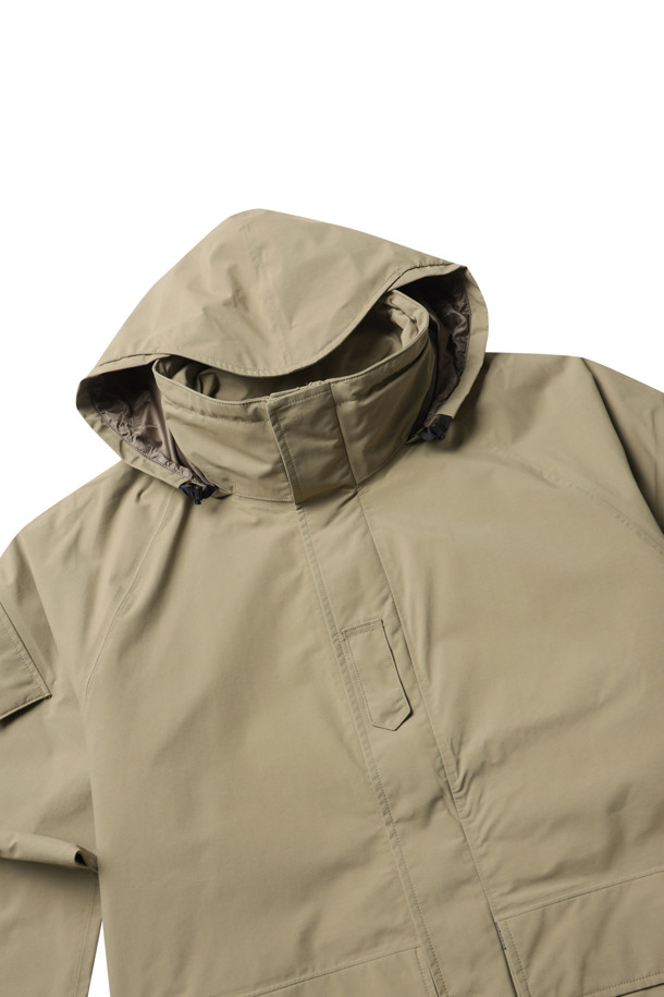 (NANAMICA) 2L 나일론 고어텍스 크루저 코트 - 카키 베이지는 남성용 아우터로, 일상과 아웃도어 활동 모두에 적합합니다. 봄, 가을, 겨울 계절에 착용 가능하며, 밀리터리와 아웃도어 스타일을 연출할 수 있습니다. 무지 패턴의 레귤러핏 코트로, 지퍼형 여밈 방식을 갖추고 있습니다. 방수 및 투습 기능의 나일론 고어텍스 소재로 제작되었으며, 내장형 후드, 심테이프 가공, 내부 지퍼 포켓 등의 디테일이 돋보입니다. 여행, 캠핑, 등산룩에 어울리는 고프코어, 클래식, 미니멀 스타일의 코트입니다.
