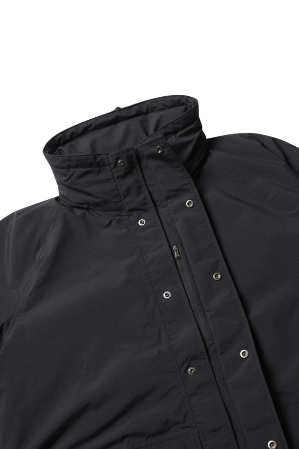 (NANAMICA) 2L 나일론 고어텍스 크루저 코트 - 블랙은 남성용 아우터로, 일상과 아웃도어 활동 모두에 적합한 디자인입니다. 블랙 컬러의 무지 패턴에 레귤러 핏, 레귤러 기장으로 미니멀, 클래식, 고프코어 스타일을 연출합니다. 나일론과 고어텍스 소재를 사용하여 방수 및 투습 기능을 제공하며, 안감은 오가닉 코튼/쿨맥스로 제작되었습니다. 두꺼운 두께감으로 봄, 가을, 겨울 계절에 착용 가능하며, 후드 내장, 심테이프 가공, 다양한 포켓 등 밀리터리 스타일의 디테일을 갖추었습니다. 출근룩과 여행룩에 활용하기 좋은 아이템입니다.
