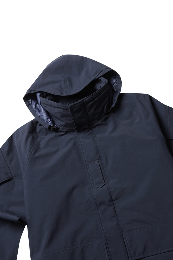 (NANAMICA) 2L 나일론 고어텍스 크루저 코트 - 네이비는 밀리터리와 캐주얼 스타일을 아우르는 남성용 아우터입니다. 방수, 투습, 발수 기능을 갖춘 고어텍스 소재와 내구성이 뛰어난 나일론 소재를 사용하여 제작되었습니다. 후드가 내장되어 있으며, 심테이프로 마감하여 방수 기능을 강화했습니다. 롱 기장의 네이비 컬러 무지 디자인으로, 여행룩, 캐주얼, 미니멀, 클래식 스타일을 즐겨 입는 고객에게 적합합니다. 안감은 면과 쿨맥스 소재를 사용하여 쾌적한 착용감을 제공합니다.
