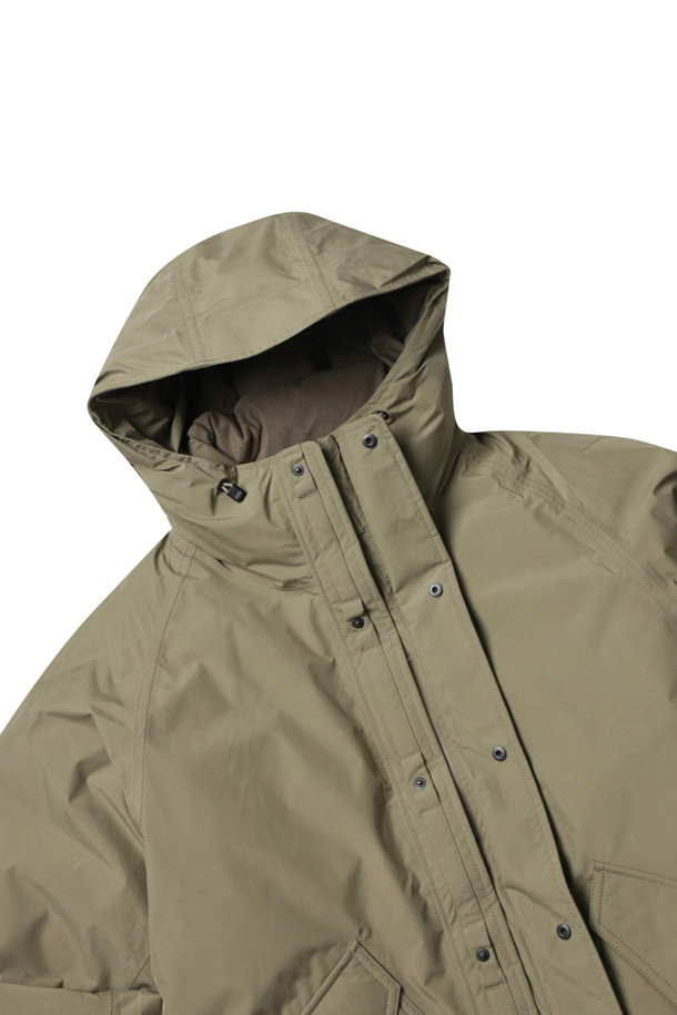 (NANAMICA) 고어텍스 다운 코트 - 카키 베이지는 남성용 아우터로, 겨울철 일상 및 아웃도어 활동에 적합합니다. 밀리터리 스타일과 아웃도어 무드를 동시에 느낄 수 있으며, 롱 기장의 무지 디자인이 특징입니다. 고어텍스, 폴리에스테르 소재를 사용하여 방수, 투습, 발수 기능을 갖추었으며, 두꺼운 두께감으로 보온성을 높였습니다. 레귤러핏으로 제작되었으며, 스냅과 지퍼 여밈 방식, 리브 소매, 내부 포켓 2개, 보안용 지퍼 포켓, 원핸드 스냅 등의 디테일을 더했습니다. 여행, 캠핑, 등산 등 다양한 TPO에 캐주얼, 고프코어, 워크웨어 스타일로 활용하기 좋습니다.
