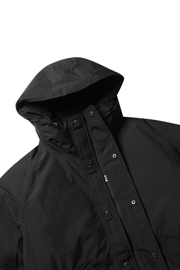 (NANAMICA) 고어텍스 다운 코트 - 블랙은 겨울철 출근룩을 위한 미니멀하고 시크한 스타일의 남성용 다운 코트입니다. 고어텍스 소재를 사용하여 방수, 투습, 발수 기능을 갖추어 쾌적함을 유지하며, 두꺼운 두께감으로 뛰어난 보온성을 제공합니다. 레귤러핏 디자인에 스냅과 지퍼 여밈 방식으로 편안하게 착용할 수 있으며, 긴 소매와 파카 형태의 코트 타입으로 제작되었습니다. 내부 포켓 2개와 보안용 지퍼 포켓, 리브 소매 디테일이 실용성을 더합니다. 블랙 컬러의 무지 디자인으로 다양한 의상과 쉽게 매치하여 클래식한 분위기를 연출할 수 있습니다.
